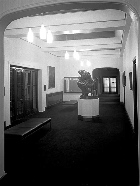 File:Reception desk of W.H.M.M. and statue of Jenner Wellcome L0004785.jpg - Wikimedia Commons