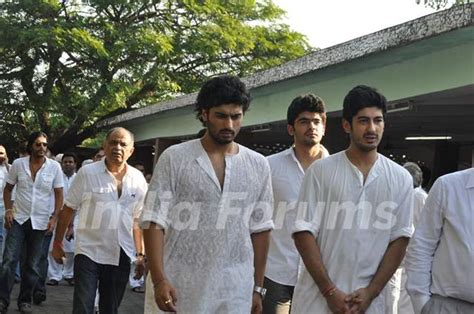 Celebs at Producer Surinder Kapoor funeral at Vile Parle in Mumbai Photo