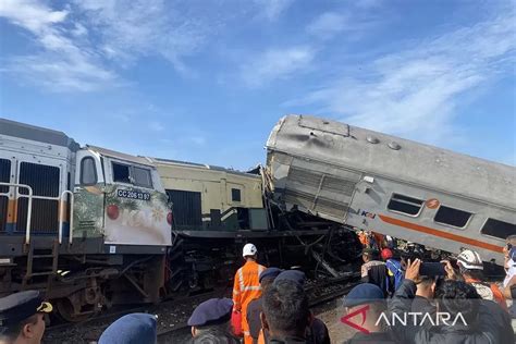 Tabrakan KA Turangga dan Kereta Lokal Bandung, Tim Evakuasi dan ...