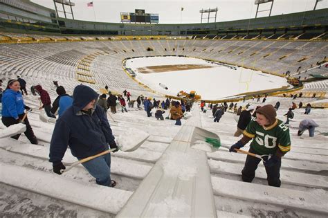 Hundreds of Green Bay fans shovel out Lambeau Field for pep rally; 400 ...