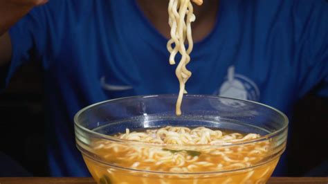 How to Eat Noodles with Chopsticks: 12 Steps (with Pictures)