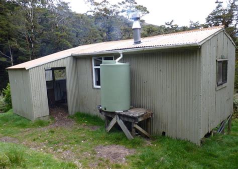 Kapakapanui Hut Exterior | New Zealand Tramper
