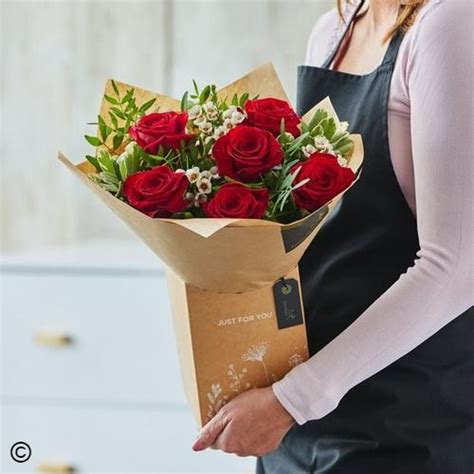 6 Red Rose Gift Box – buy online or call 01342 835 083