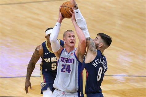 Detroit Pistons: What can the Pistons do with Mason Plumlee?