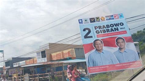 Baliho Prabowo-Gibran Bertebaran Saat Kunjungan Jokowi ke UNIMUDA Sorong - Tribunsorong.com