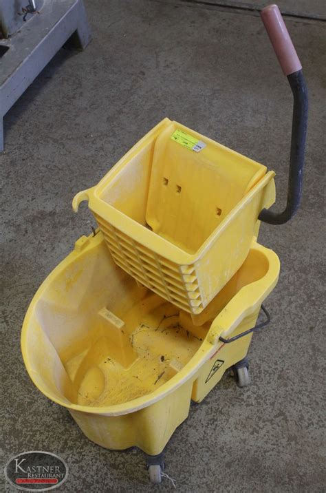 RUBBERMAID COMMERCIAL MOP BUCKET