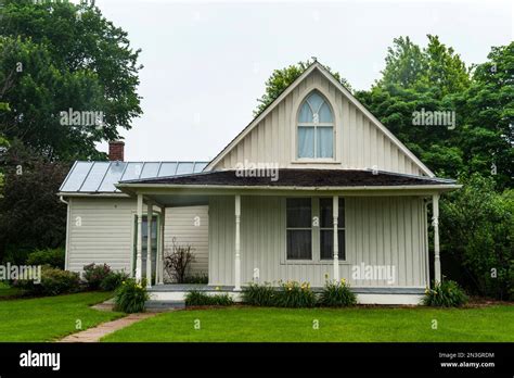 The American Gothic House made famous in a painting by Grant Wood ...