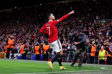 Cristiano Ronaldo thanks Manchester United fans as he celebrates with ...