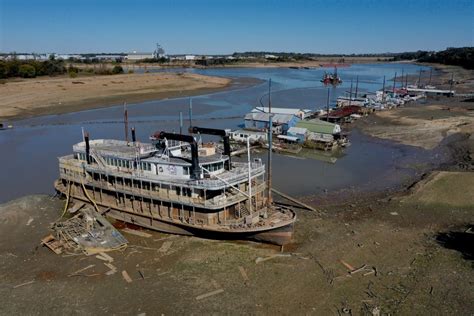 Photos: Drought Conditions Drop the Mississippi River to Historic Lows - The Atlantic