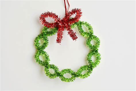 These easy pipe cleaner wreath ornaments are so pretty and SO EASY ...