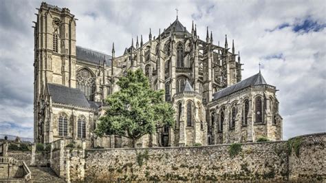 Le Mans Cathedral - backiee