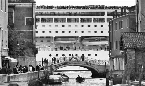 Are These Giant Cruise Ships Destroying Venice? | Venezia, Foto, Navi da crociera