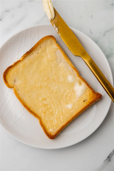 How To Toast Bread In The Oven - yourcookingbuddy.com