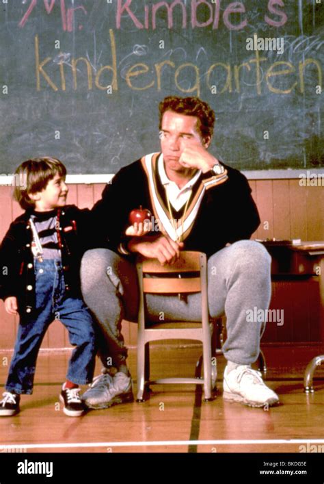 KINDERGARTEN COP (1990) ARNOLD SCHWARZENEGGER KNC 004 Stock Photo - Alamy