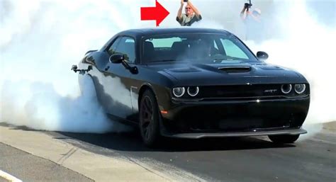 2015 Dodge Challenger SRT Hellcat Shows the Meaning of a Burnout Shower ...