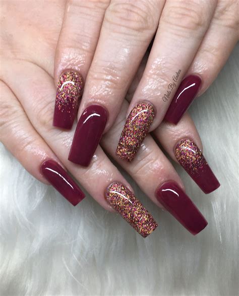 Burgundy acrylic nails with gold glitter | Gold nails, Burgundy acrylic nails, Nail colors