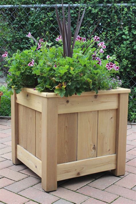 Cedar Planter - Etsy | Plantadores exteriores, Viveiro de plantas, Flores em uma caixa