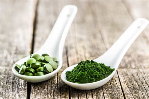 Chlorella vs. Spirulina: Benefits, Risks, and How They Differ | The Healthy