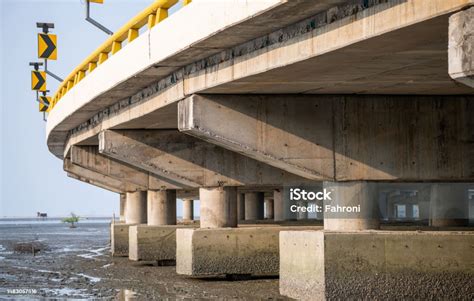 Struktur Jembatan Beton Bertulang Di Sepanjang Laut Tampilan Bawah ...