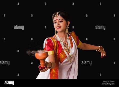 1 Bengali Housewife lady dance Durga Puja Stock Photo - Alamy