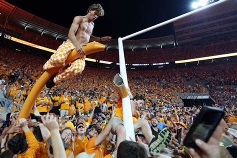 Tennessee Fans Throw Goalposts Into Tennessee River After Win Over ...