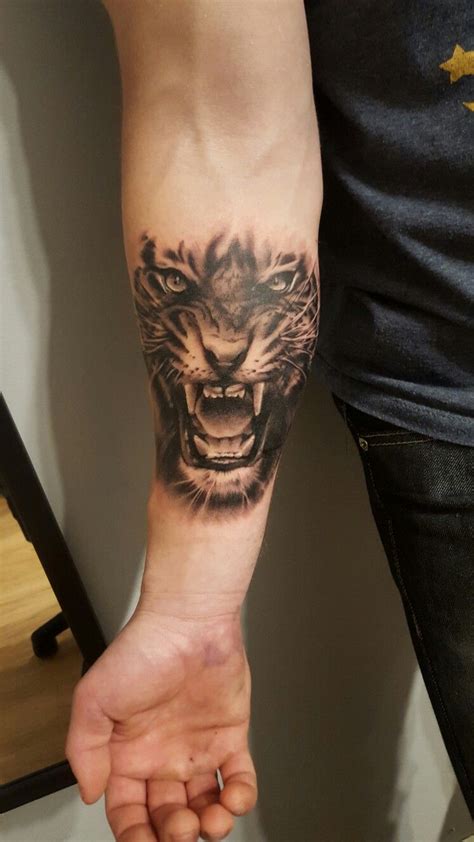 Ink done on right hand | Tatuagens de leopardo, Tatuagens na manga no ...