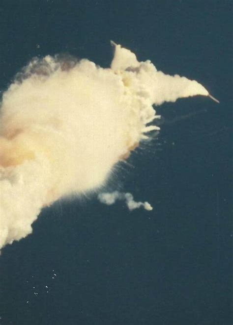 33 Photos Of The Challenger Explosion And Its Devastating Aftermath