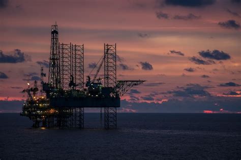 Premium Photo | Silhoutte of the oil rig platform in sunset