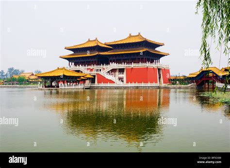 Reproduction of Song Dynasty architecture in Millennium City Park ...