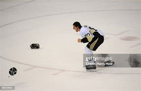 Sidney Crosby Stanley Cup 2009 Photos and Premium High Res Pictures ...