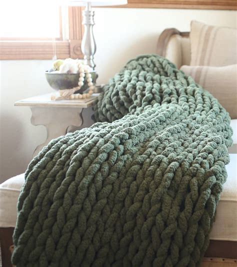 How to Hand Knit a Soft Chunky Blanket | Super Soft Easy to Knit Blanket - The Everyday Farmhouse