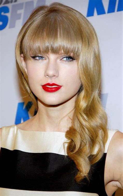 Taylor Swift Long Curls with Bangs | Taylor swift hair, H.e.r hairstyles, Ball hairstyles
