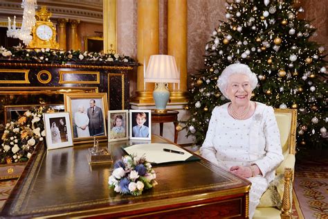 Royal Family Christmas Photo 1990 / Queen And Royal Family At Sandringham On Christmas Day Over ...