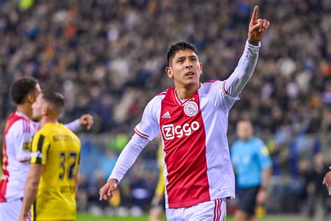 Edson álvarez usa la playera del ajax en un... | MARCA.com