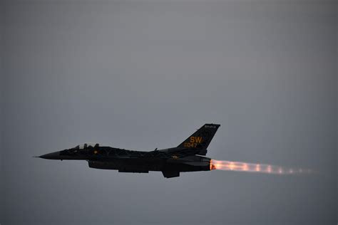 Viper demo team at oshkosh night show. : r/aviation