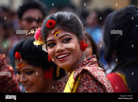 Kolkata, India. 15th Mar, 2016. Student enjoys playing abir ...