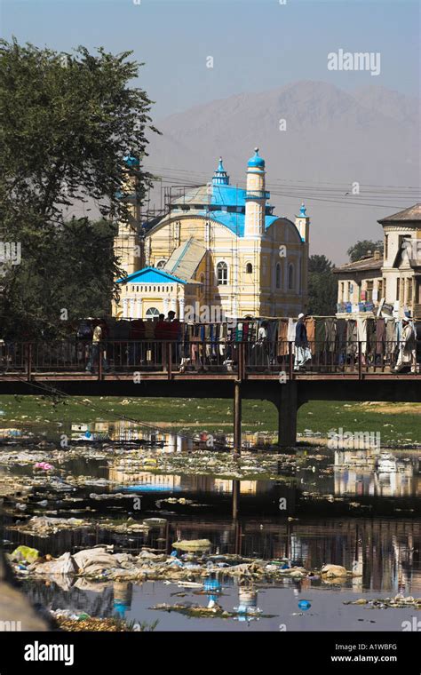 Afghanistan kabul bridge crossing polluted hi-res stock photography and ...