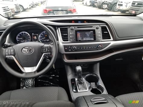 2019 Toyota Highlander LE Dashboard Photos | GTCarLot.com