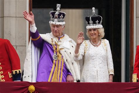 King Charles III and the Royal Family Appear on the Buckingham Palace ...