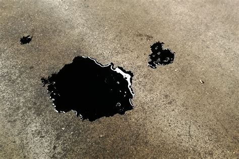 How to Clean Oil Stains From a Concrete Floor