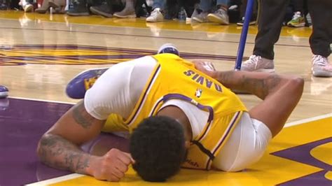 Lakers' Anthony Davis leaves with lower back injury after scary fall ...