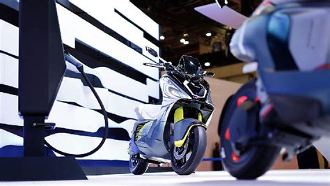 New Yamaha Electric Scooters Showcased To Dealers, Launch Soon!