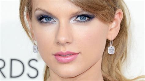 taylor_swift_grammy_makeup — UNIQSO