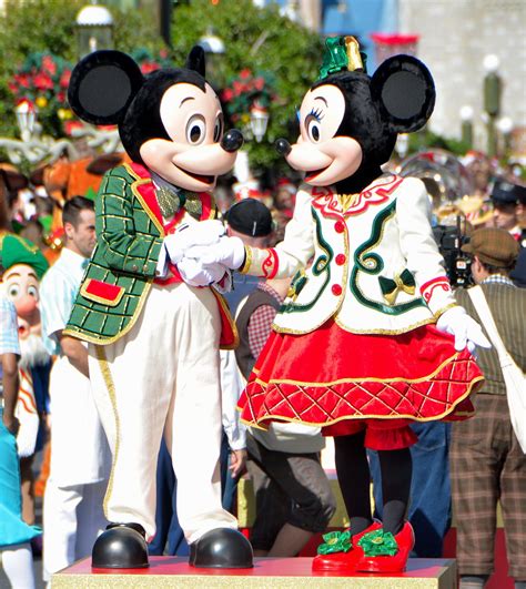 ABC Disney Parks Christmas Day Parade | Magic And Memories | Christmas day parade, Abc disney ...