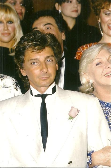 Barry Manilow with his mom and Suzanne's in the back. | Barry manilow, Barry, Pianist