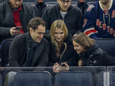 Jude Law With His Girlfriend and Daughter in NYC Dec. 2016 | POPSUGAR ...