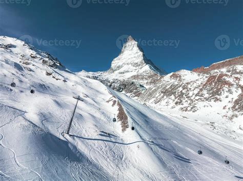 Beautiful Zermatt ski resort with view of the Matterhorn peak 21200945 ...