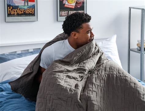 This weighted cooling blanket helps you sleep in hot weather