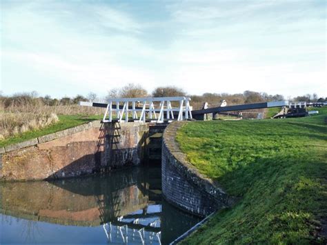 Caen Hill Locks [29] © Michael Dibb cc-by-sa/2.0 :: Geograph Britain ...