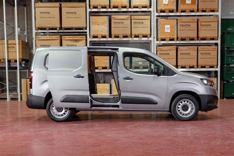 Toyota Proace City van dimensions (2020-on), capacity, payload, volume ...